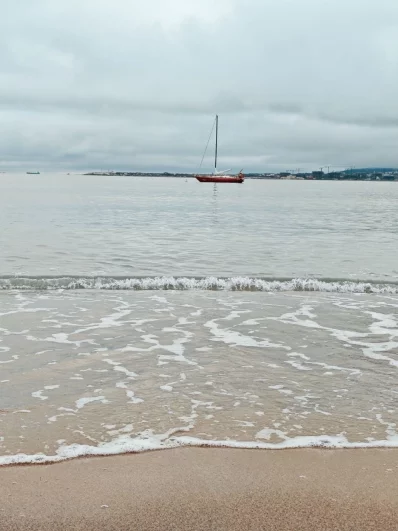 Именно сейчас можно по-настоящему услышать море.