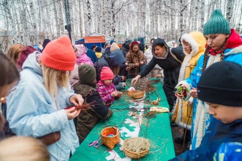 Дети и взрослые своими руками делали вороньи гнезда.