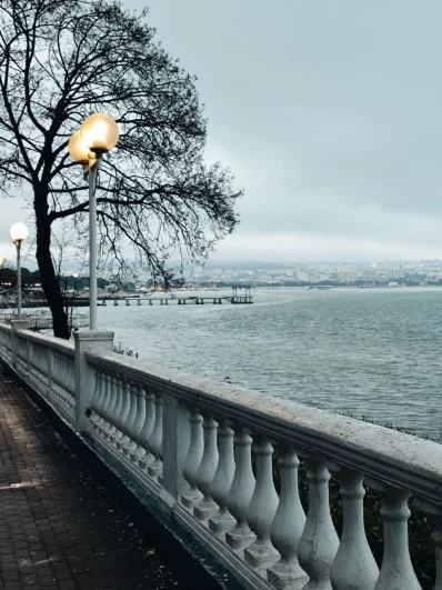 Знаменитая набережная прекрасна в любую погоду.