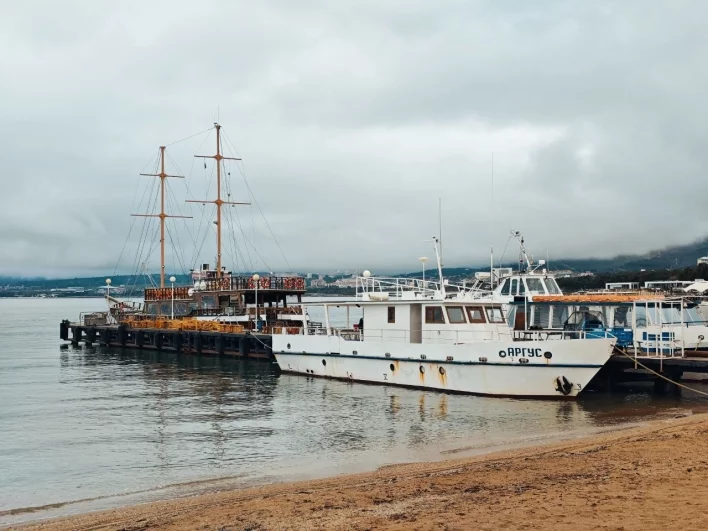 Совсем скоро тишину нарушат голоса отдыхающих и веселые крики детей.