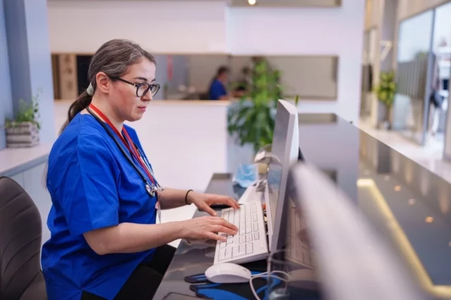 Более того, с помощью правитель­ства Москвы в систему здравоохранения будет внедрён искусственный интеллект (ИИ) для автоматизации процессов анализа данных и результатов лабораторных исследований. 