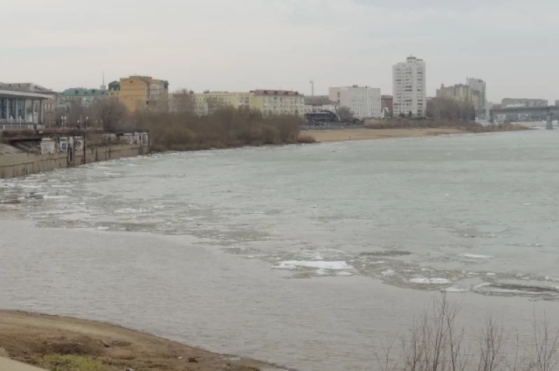 Омский ледоход, вид с набережной.