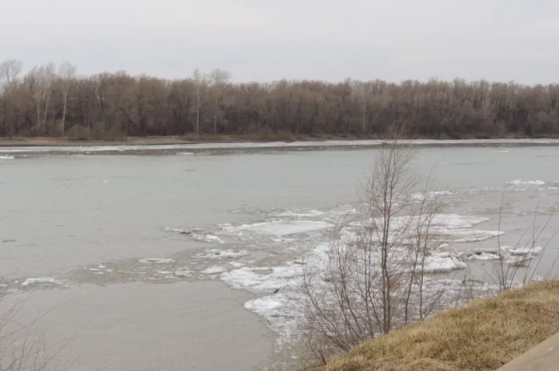 Обычно ледоход длится 2-3 дня.