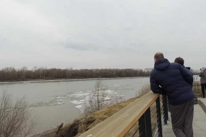 На набережной Тухачевского в обед собрались омичи, чтобы посмотреть на ледоход.