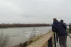 На набережной Тухачевского в обед собрались омичи, чтобы посмотреть на ледоход.
