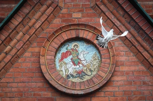 Но в 2026 году этот светлый день совпадает с Великим вторником Страстной седмицы — временем, когда Церковь вспоминает последние притчи Христа и Его путь на Голгофу.