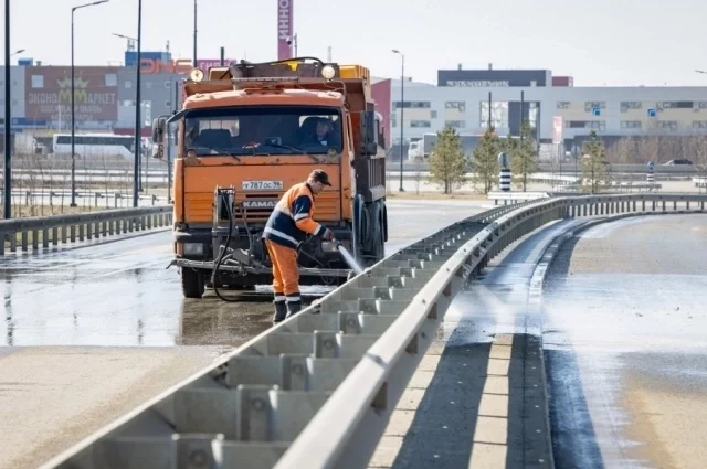 Для влажной чистки дороги и улиц ежедневно используется более 1,5 тысячи кубометров воды.