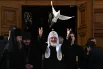 Патриарх Московский и всея Руси Кирилл у Благовещенского собора выпустил голубей после богослужения в праздник Благовещения Пресвятой Богородицы у Благовещенского собора Московского Кремля.