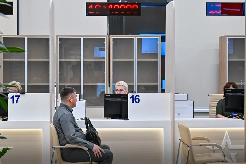 Например, первоначальная постановка школьников на воинский учет и отсрочки от армии по состоянию здоровья и обучению производятся удаленно.