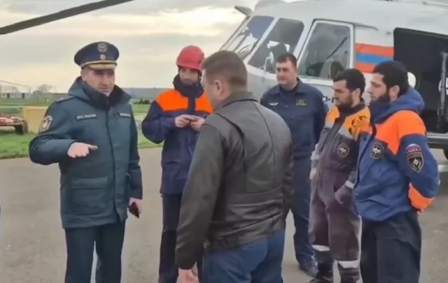 Оперативная группа под руководством начальника ГУ МЧС РФ по РД Муслима Девришбекова и представителя Ростехнадзора на вертолете МИ-8 вылетела в Дербентский район для оценки паводковой обстановки.