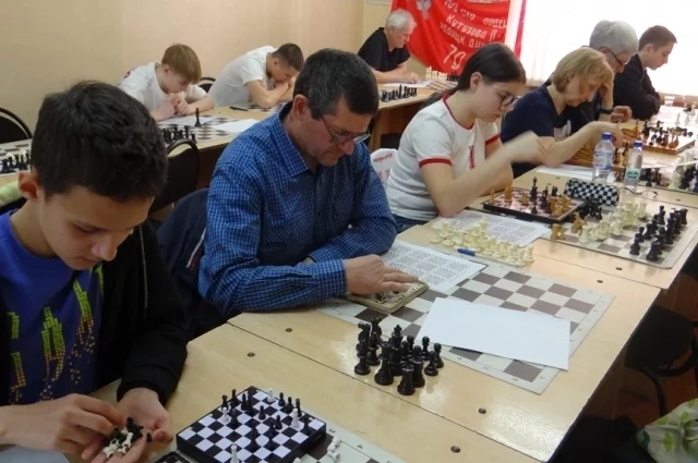 Участники сразились в шахматной композиции, которой посвятил своё творчество Олег Ефросинин.