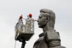 Чистота на орбите. Памятник первому космонавту готов к встрече весны. Тщательная промывка монумента стала для москвичей добрым знаком: холода окончательно отступили.