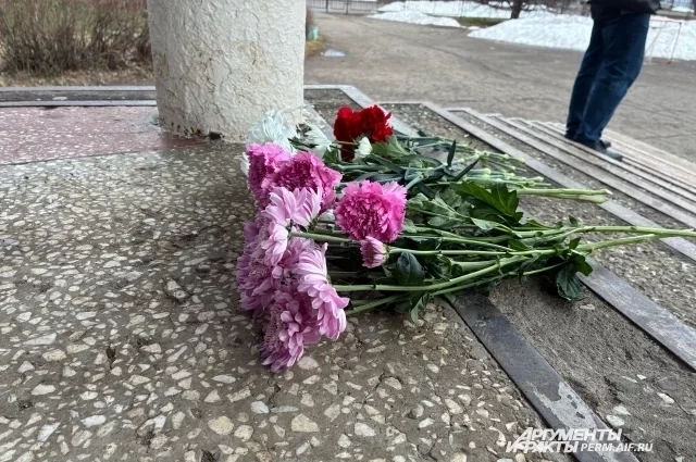 К месту нападения несут цветы