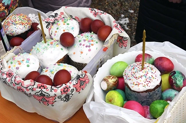 «Безусловно, главный символ — именно красное яйцо, — поясняет священник. — Однако нет прямых ограничений на другие цвета». 