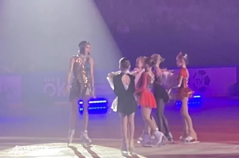 «Цветочные девочки» рядом со своим кумиром.