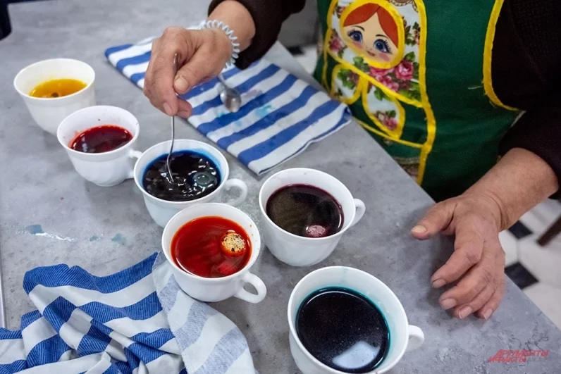 Красить яйца на Пасху — древняя традиция, символизирующая Воскресение Христово и новую жизнь.