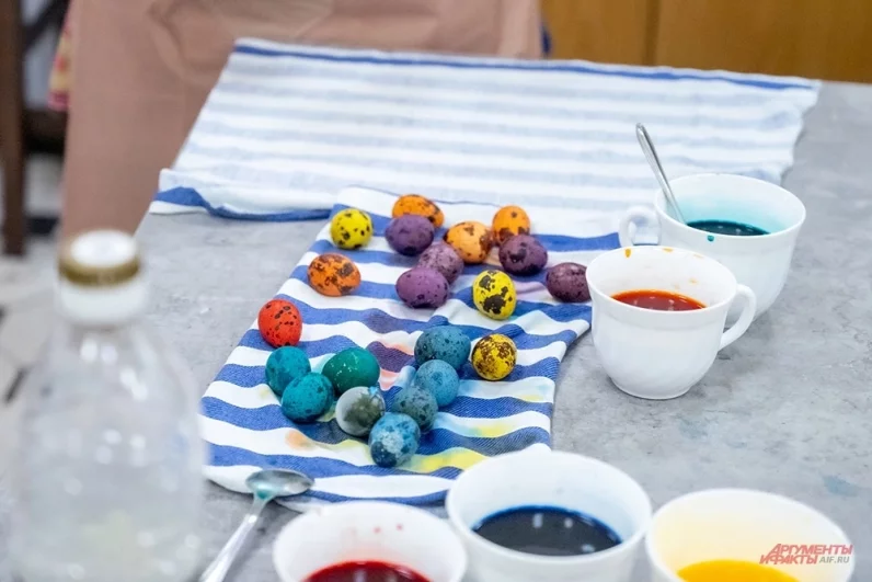 У участниц «Московского долголетия» есть своё «ноу-хау» – они красят перепелиные яйца вместо куриных.