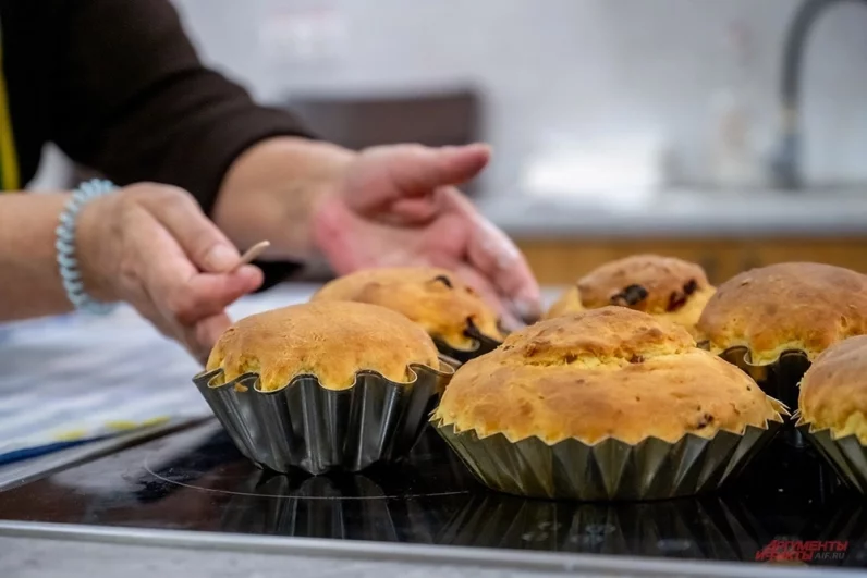 В честь светлого праздника Пасхи все желающие могли поучаствовать в приготовлении куличей. У местных кулинарок есть свои секреты приготовления.