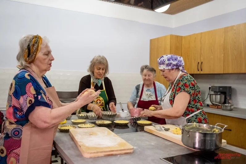 Обычай выпекать высокий, сладкий хлеб с добавлением яиц, масла и изюма восходит к старой традиции весенней обрядовой выпечки, символизировавшей плодородие и процветание.
