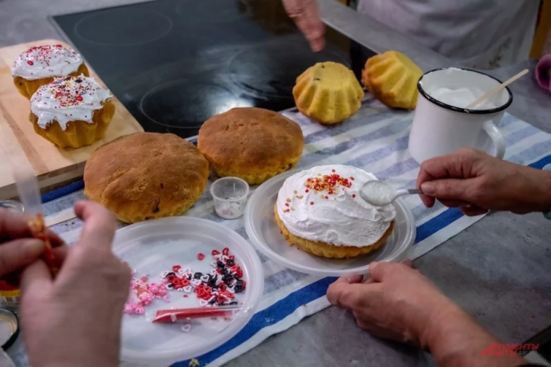 Пасхальный кулич смотрится гораздо наряднее с глазурью. Наиболее часто используемый вариант – это глазурь из сахарной пудры, разведенной лимонным соком.