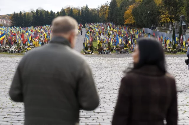 Приходя на кладбище, люди прекрасно могут видеть масштабы потерь ВСУ и как они быстро растут.