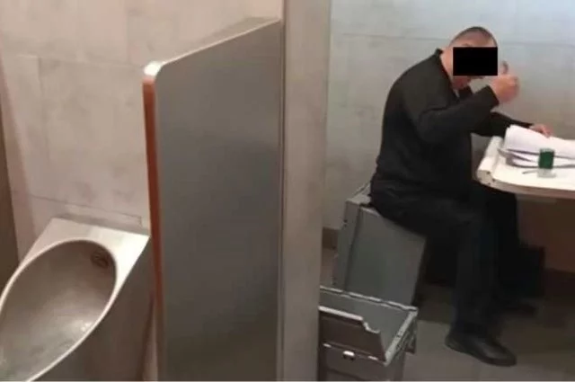 Генерал-майор СБУ подделал документы в туалете на АЗС.