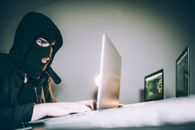 Мошенники часто применяют приёмы нейролингвистического программирования. Вы сами не заметите, как окажетесь под колпаком. 