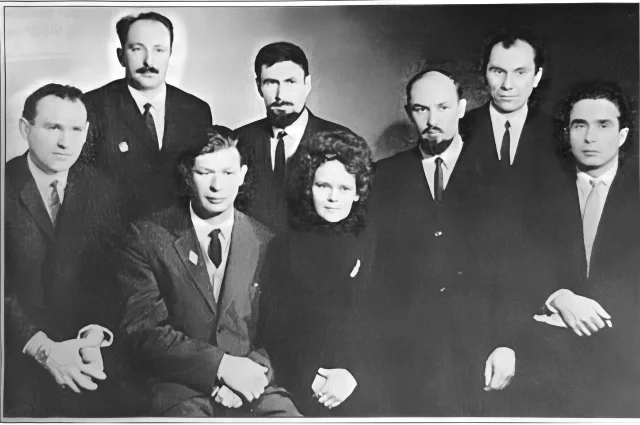 Встреча в Магадане охотоведов-северян, выпускников МПМИ. Во втором ряду (стоят) слева направо: В. С. Тархов, Л. Н. Мичурин, А. П. Шустов. Сидят (в центре) И. И. Зайцев и Г. Кривошеева.