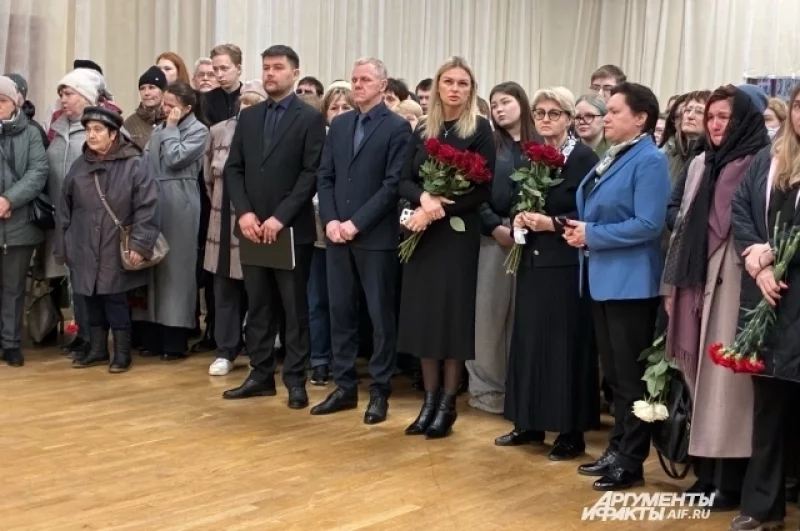На прощание приехали предстваители региональных властей, глава муниципалитета, ученики.