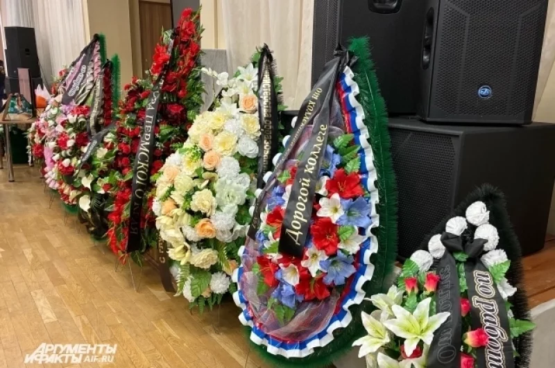 Венки от коллег, учеников, родных.