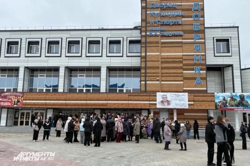 Сотни людей пришли проститься с педагогом.