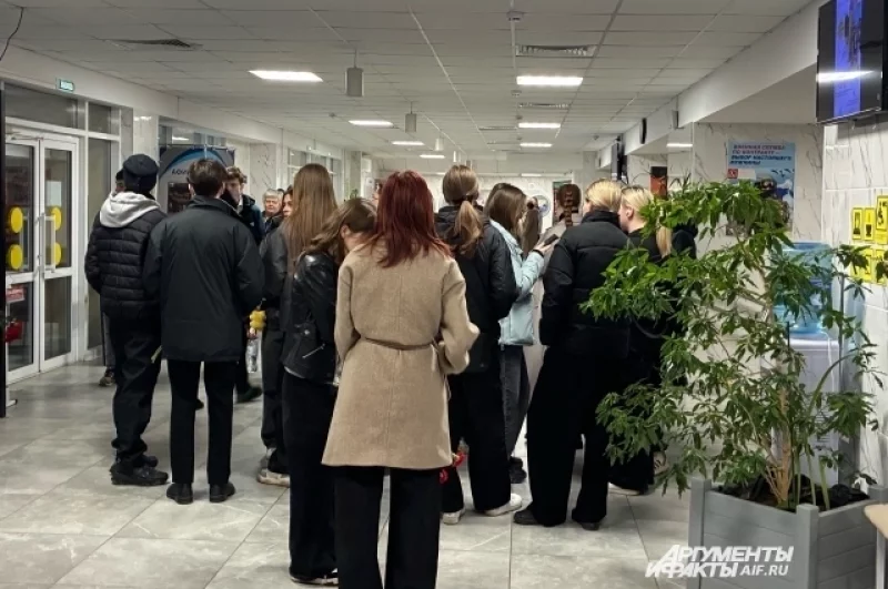 Люди стали собираться в ДК с самого утра.