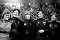 «Ночные ведьмы»: Евгения Руднева (крайняя слева), Ирина Ракобольская, Ирина Себрова, Евдокия Бершанская, Наталья Меклин.