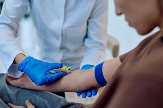 Когда пациент обращается к врачу с общими жалобами или в рамках профилактического осмотра, специалист в первую очередь назначает базовые лабораторные анализы.