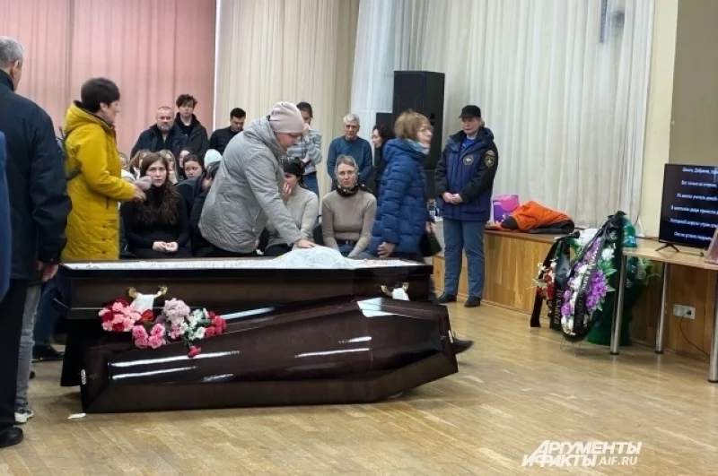 В Добрянке прощаются с убитым педагогом.