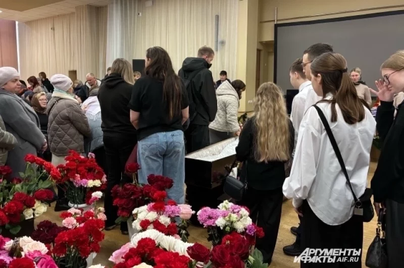 Ученики 9а пришли на прощание со своим классным руководителем.