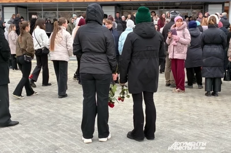 Люди стали подходить к ДК, где проходит прощание, с самого утра.