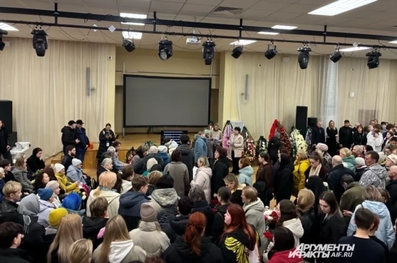 Сотни человек пришли на похороны.