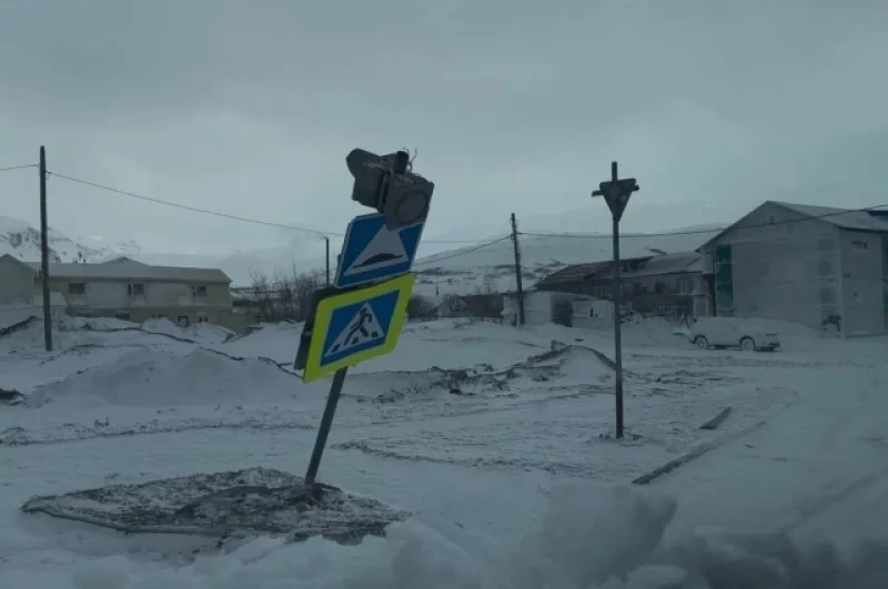 Дорожные знаки тоже пострадали.