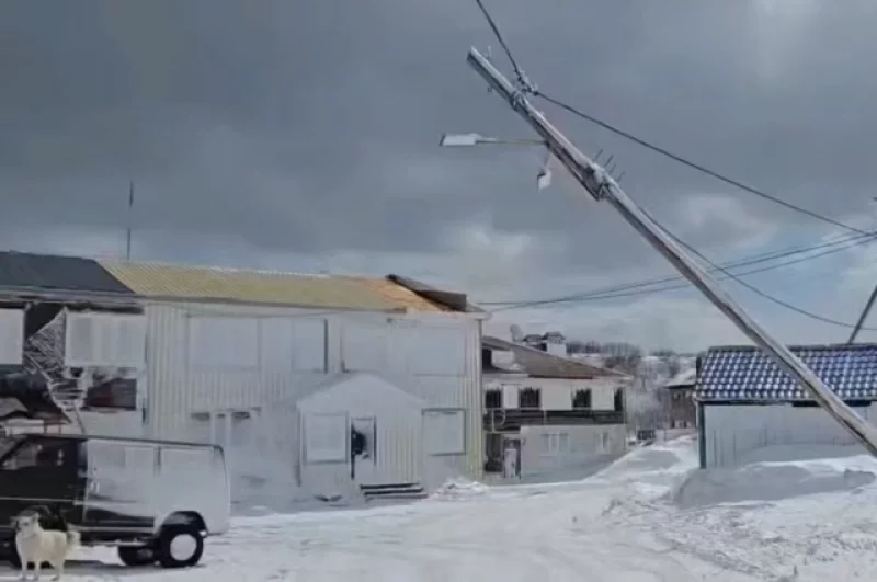 Ураганным ветром практически повалило электроопоры.