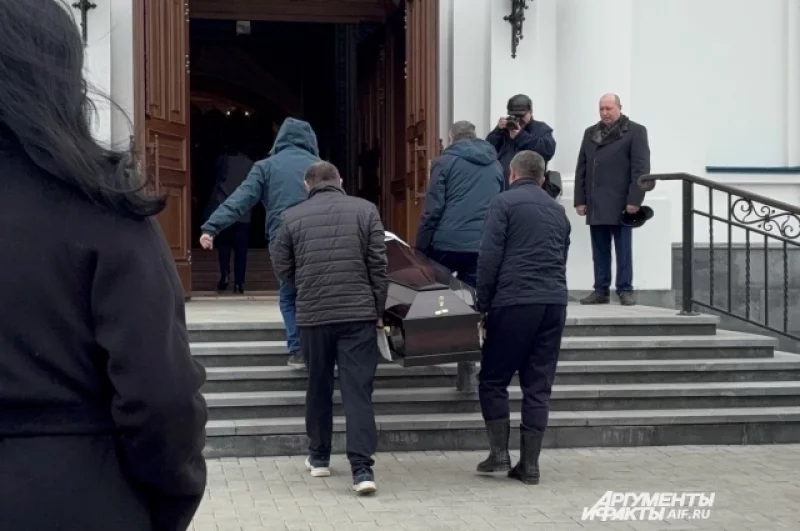 Отпевание проходит в местном храме в Добрянке.