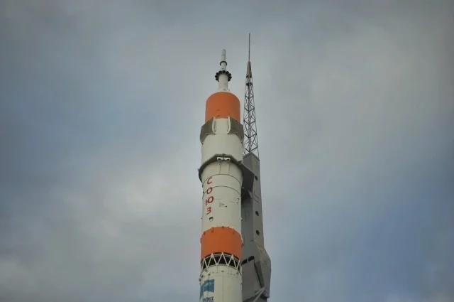 На самой верхушке ракеты можно заметить ту самую систему, которая помогла Александру Солдатенкову спасти космонавтов Титова и Стрекалова.