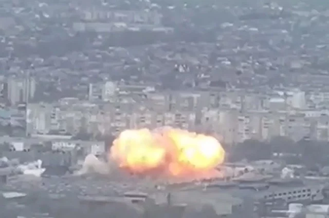 Эксперт обратил внимание на удары авиабомбами именно по штабам и центрам управления ВСУ. Такие атаки случайными не бывают.