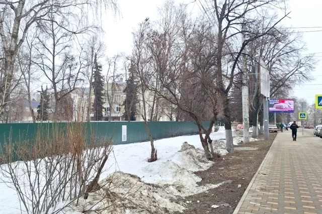 За забором – территория, которую горожане привыкли называть сквером Дзержинского.