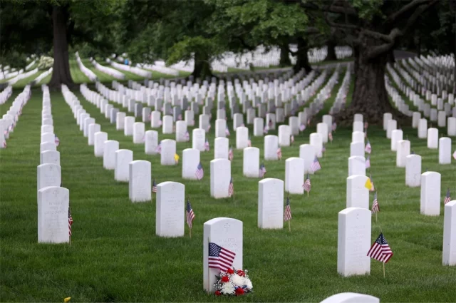 Останки ликвидированного наемника Навроцки лежат на Арлингтонском национальном кладбище в Вашингтоне. Видимо, заслуг для таких почетных похорон у него набралось достаточно.