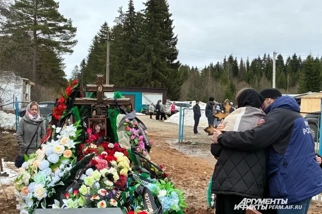На церемонию прощания пришли сотни людей.