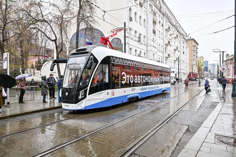 Идя по этому маршруту трамвай останавливается на 79 остановках, расположенных примерно раз в 400 метров.