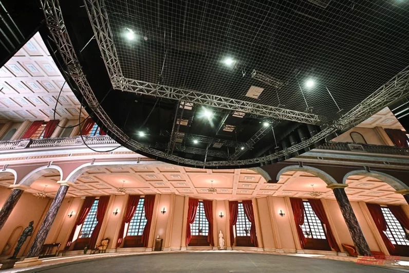 На сотнях квадратных метров установлена система из LED-экранов с вращающейся сценой.