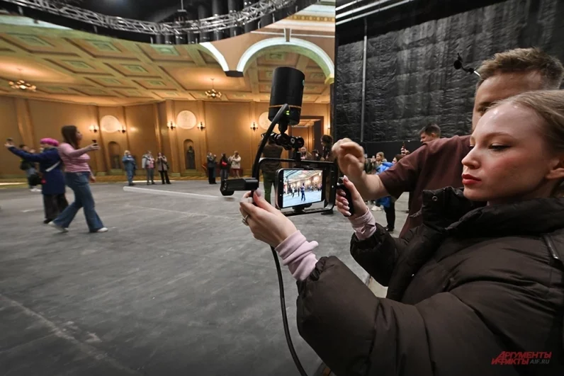 Благодаря технологиям съемочная команда пропускает этап графики заднего плана — любой фон можно вывести на экраны прямо в процессе съемок.