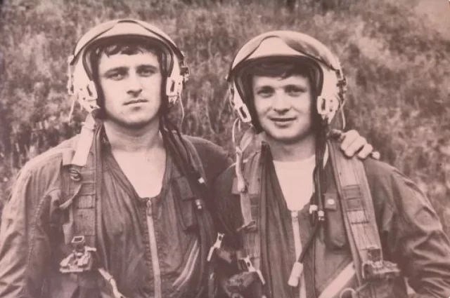 Владимир Миронов (справа) с однополчанином после полета на аэродроме под Хабаровском.